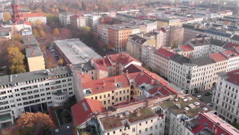 Blick-Auf-Die-Berliner-Stadtlandschaft-Im-Herbst,-Luftaufnahme