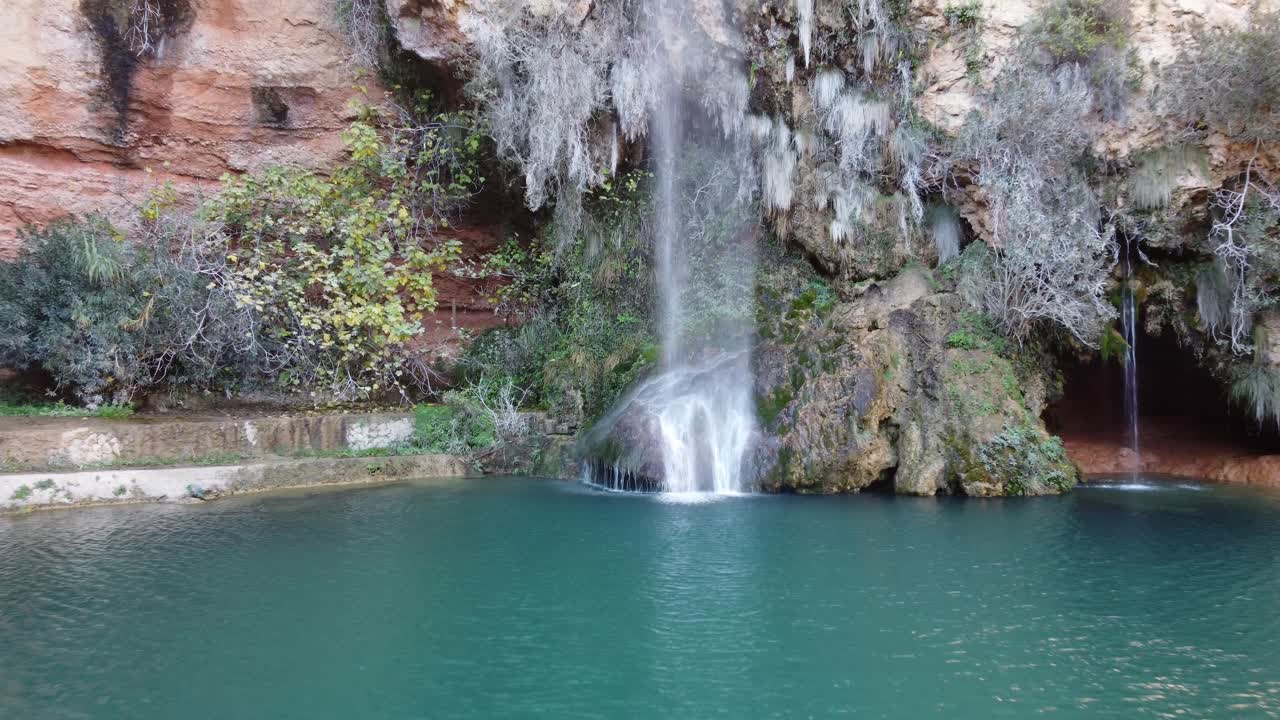 cascada corriente de agua que cae en el parque natural de albufera valencia españa