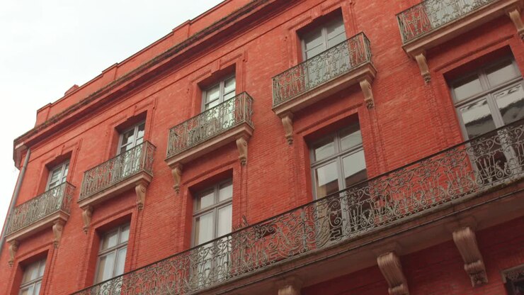 Vista de ángulo bajo de la arquitectura exterior de edificios rojos en Toulouse, Francia