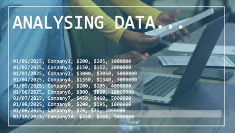 animación del procesamiento de datos financieros sobre diversas personas de negocios con computadora portátil en la oficina.