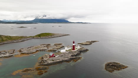 Bemerkenswerter-Leuchtturm-Von-Tranoy,-Lofoten,-Hamaroy,-Nordland,-Norwegen