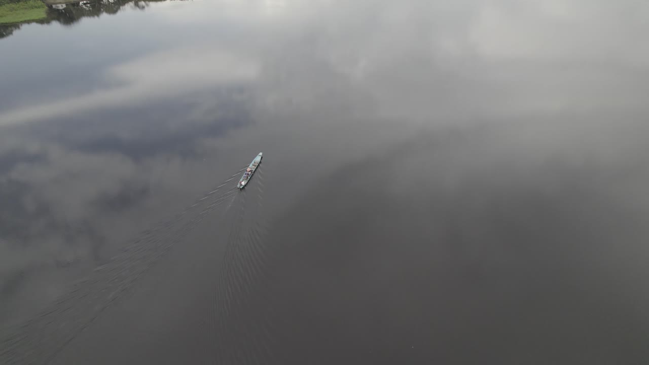 неподвижные воды лагуны негра с традиционной деревянной лодкой под парусом в колумбии