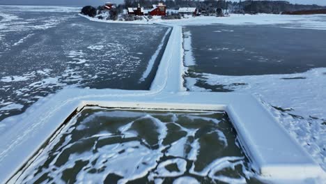 drone volando bajo el final del muelle de vente cape está congelado y nevado en una temprana mañana de invierno
