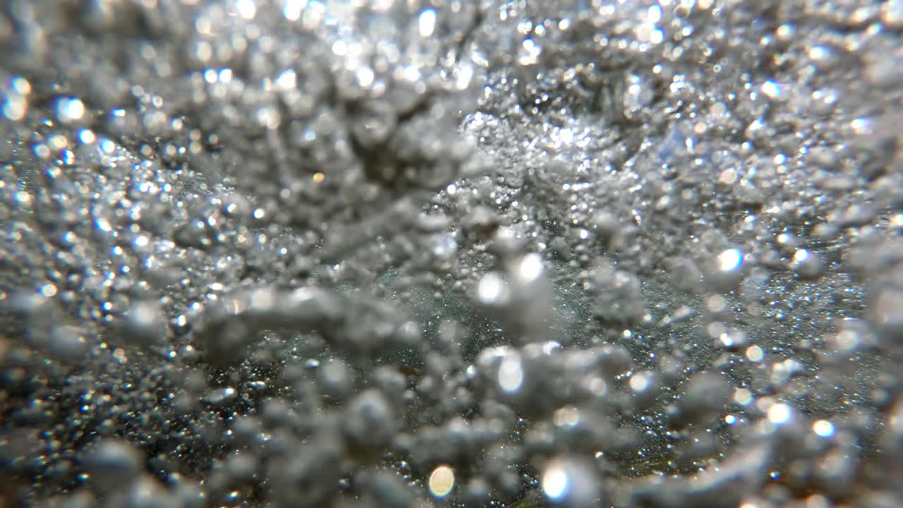 las olas del océano chocando contra la orilla rocosa