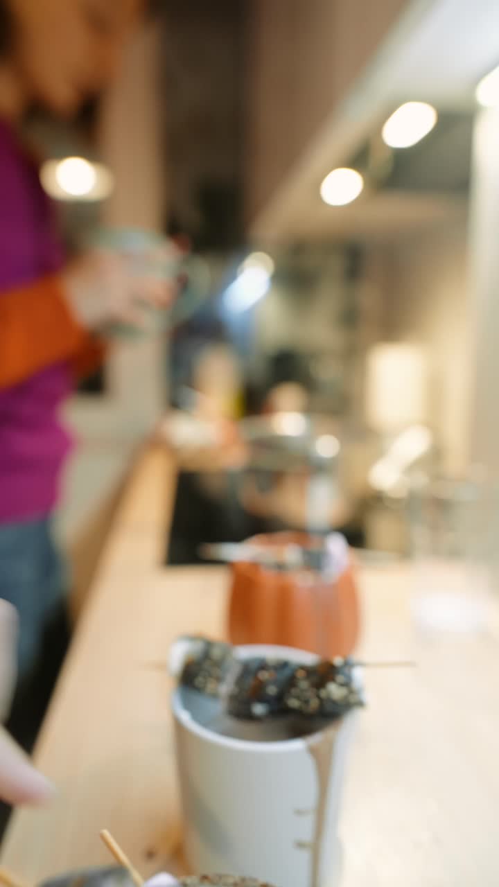 Cucinare un pasto in cucina