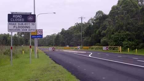 호주 브리즈번 로드 (brisbane road) 에서 홍수 표지판과 박이는 폐쇄 표지판으로 도로 폐쇄