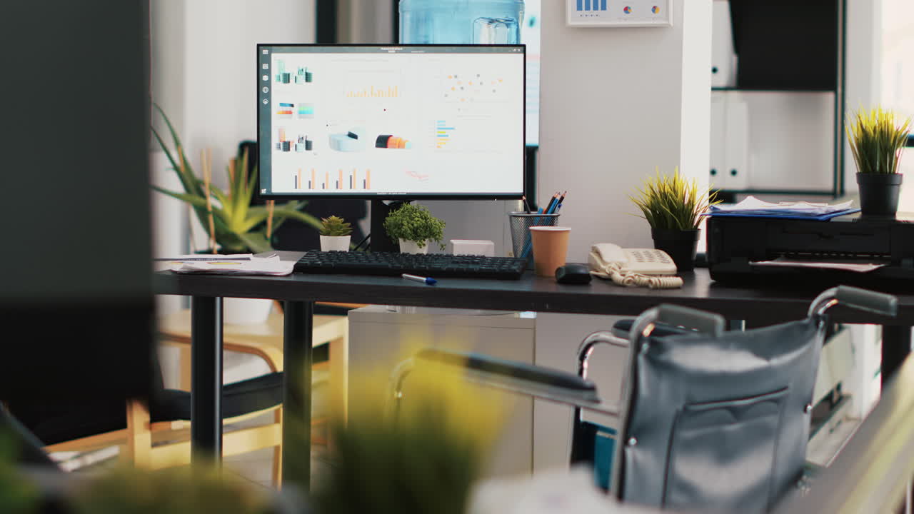 아무도 없는 회사 작업 공간과 컴퓨터 모니터에서 마케팅 파이 차트