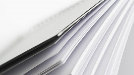 micro de páginas de cuaderno y espacio de copia en fondo blanco