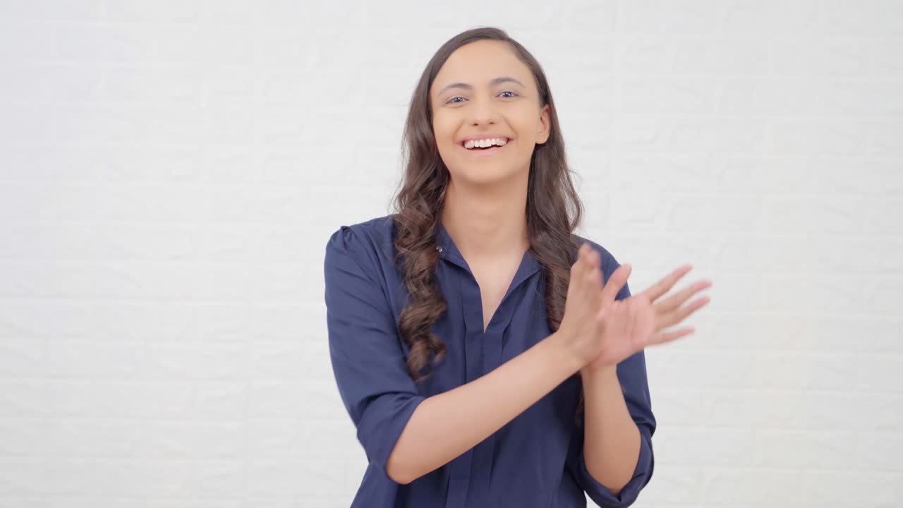 chica india orando a dios