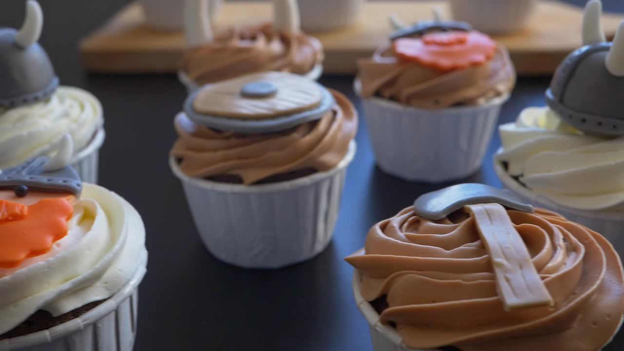 도리  오버 디스플레이 바이킹 테마 컵케이크 느린 동작, 생일 케이크 아이디어