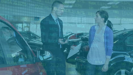 animación del procesamiento de datos financieros sobre hombre y mujer en el salón de automóviles.
