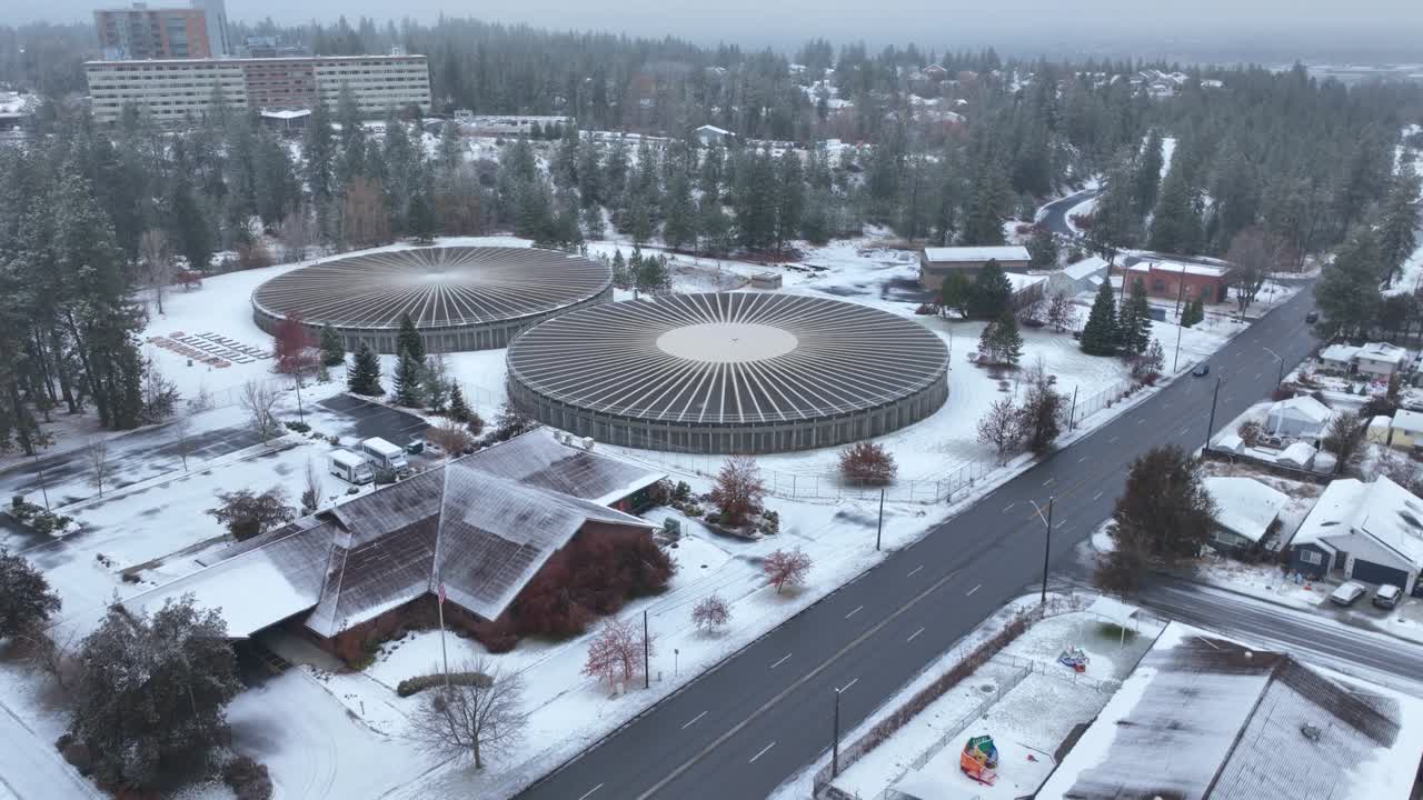 눈으로 뒤덮인 교외 지역의 큰 저수지를 향해 밀고 있는 조감도
