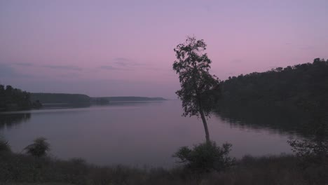 Embalse-O-Lago-En-El-Momento-De-La-Puesta-Del-Sol-O-El-Crepúsculo-Con-Colinas-En-El-Fondo-En-Shivpuri,-Madhya-Pradesh