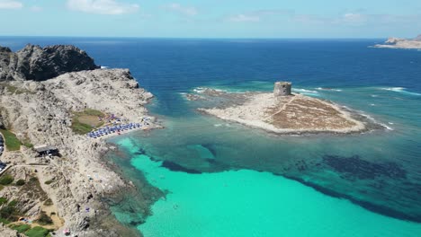 La-Pelosa-Island,-Pelosetta-Beach-Und-Türkisblaues-Meer-In-Sardinien,-Italien---4k-Antenne