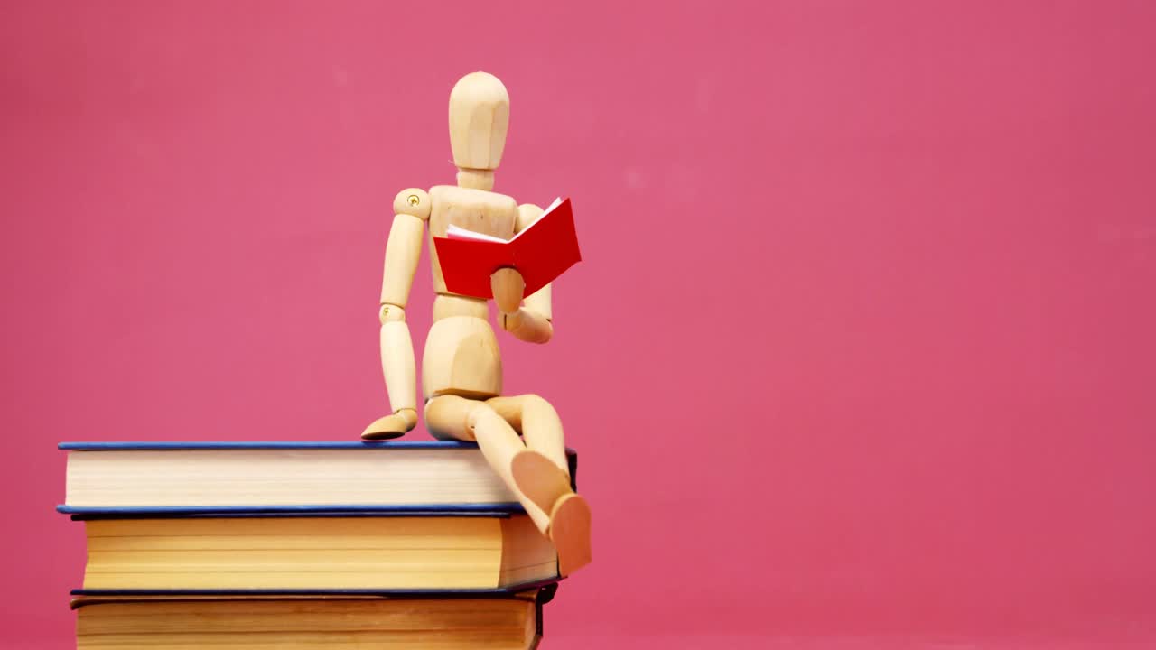 estatuilla sentada en una pila de libros