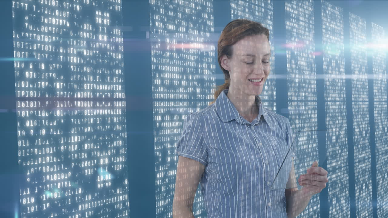 mujer caucásica tocando una pantalla sobre la sala del servidor en el fondo