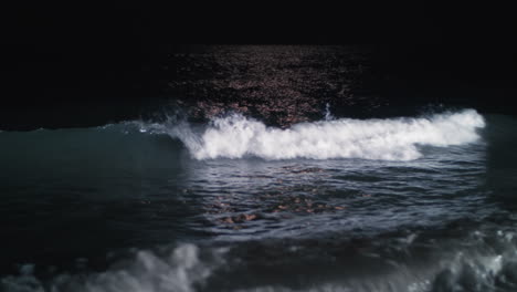 Paisaje-Acuático-Nocturno-Con-Olas-Del-Mar-Rodando-En-La-Orilla