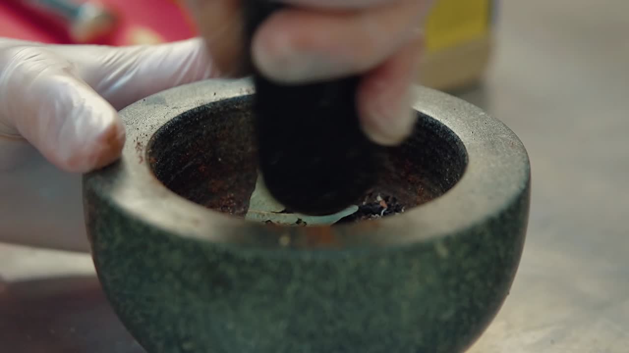 el cocinero prepara el condimento para la ensalada en un mortero 2