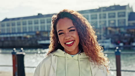 cara, sonrisa y viento con una mujer negra