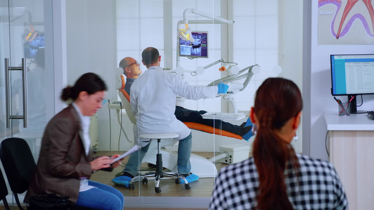 pacientes que piden información para rellenar el documento dental