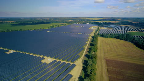 Vista-Aérea-De-Drones-De-La-Estación-De-Energía-Solar-De-La-Granja-Que-Produce-Energía