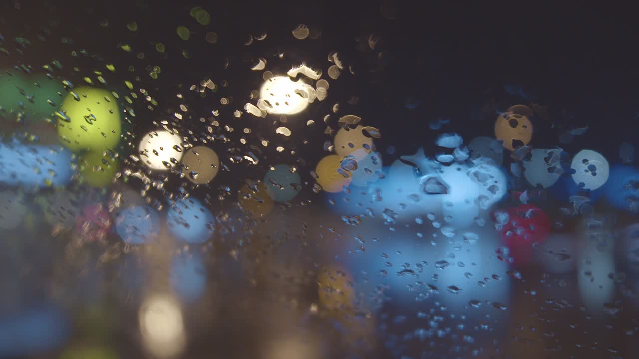 물방울이 차 창문으로 떨어집니다.