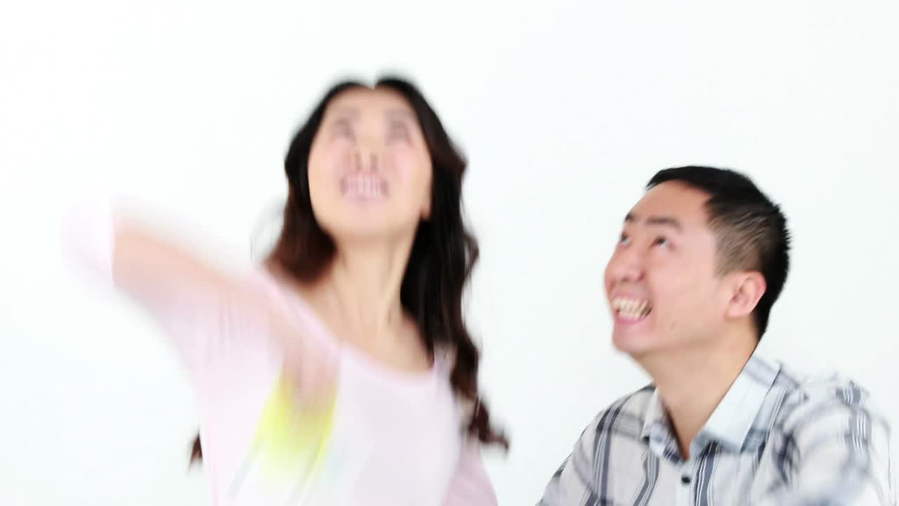 행복 한 부부 가 돈 을 보여 주는 것