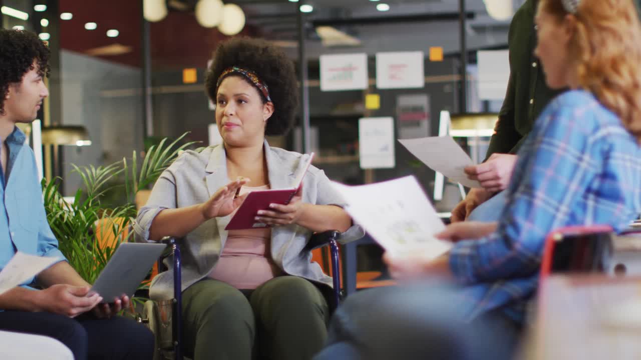 personas con discapacidad felices y diversas personas de negocios discutiendo el trabajo en la oficina