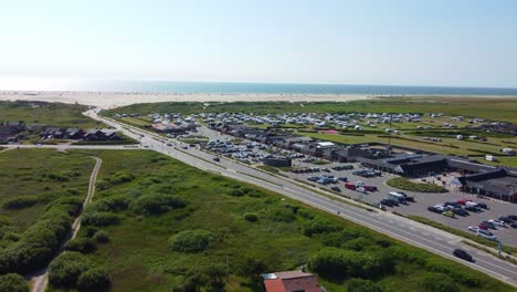 Vista-Aérea-De-La-Ciudad-De-Lakolk-En-La-Costa-De-La-Isla-De-Romo-En-Dinamarca