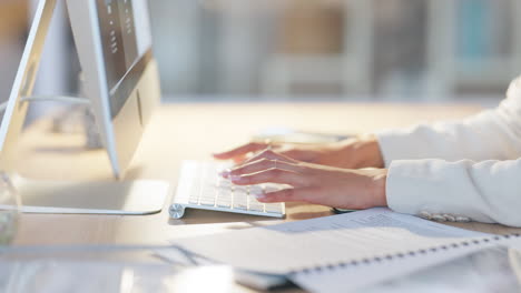 Manos-De-Mujer-Escribiendo-En-El-Teclado-De-La-Computadora