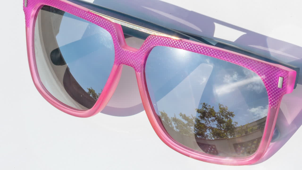 gafas de sol con espejo que reflejan las nubes