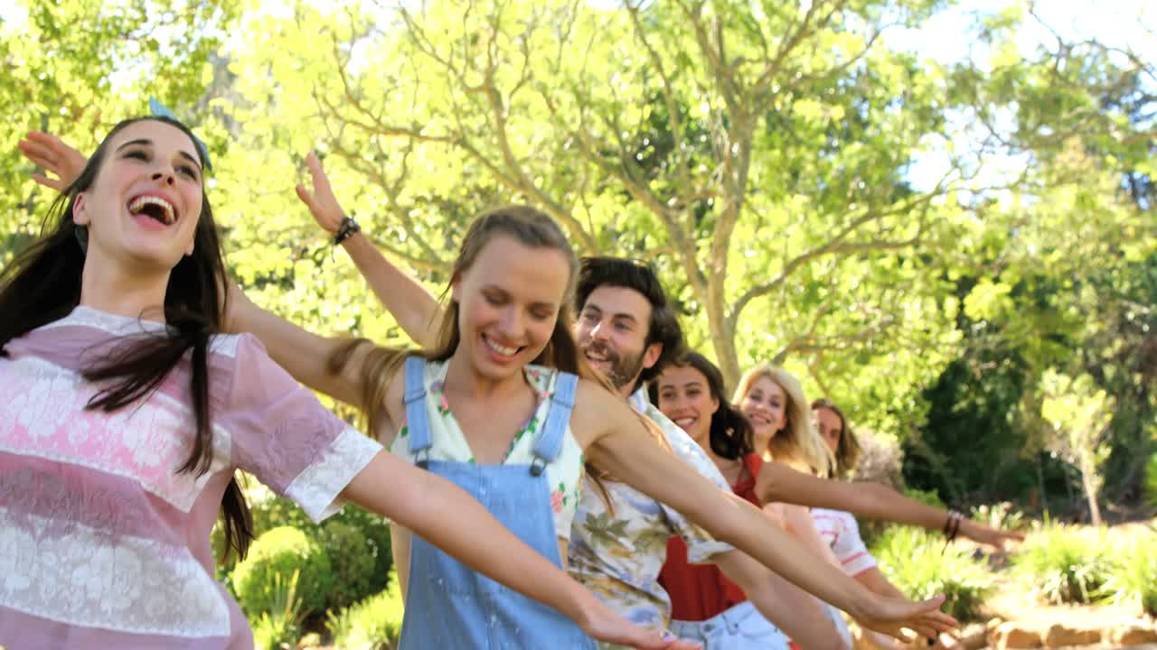 ⁇ 스터 친구 들 의 그룹 이 춤 을 추고 재미 를 즐기고 있다