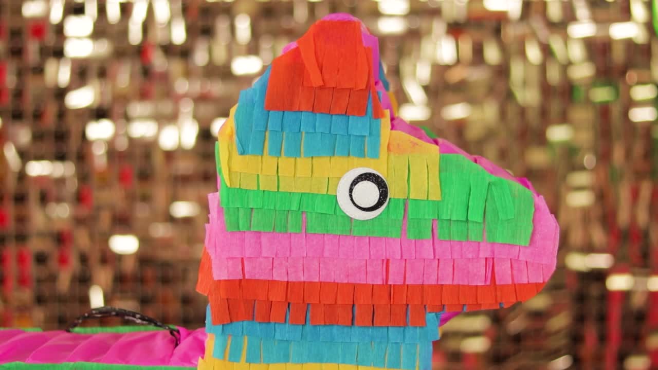 piñata en forma de burro, una tradición mexicana, usando papel de colores