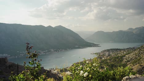 Vista-Panorámica-De-La-Bahía-De-Kotor-En-Una-Tarde-Soleada