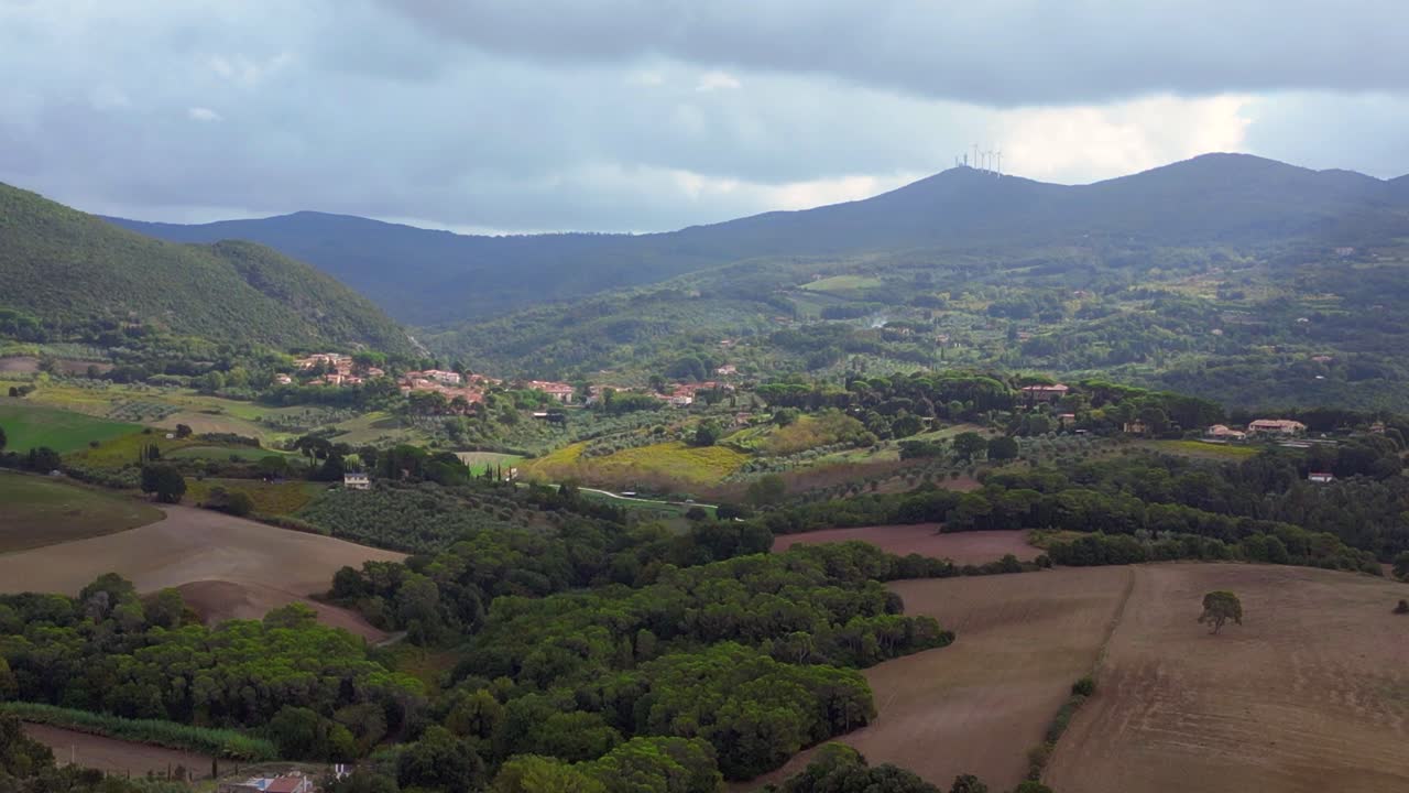 el vuelo de vista aérea mágica desde arriba valle meditativo de la toscana, pueblo de italia 23 de otoño