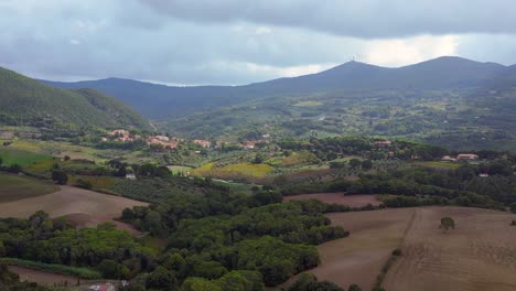 Vista-Superior-Aérea-Mágica-Vuelo-Toscana-Valle-Meditativo,-Pueblo-Italia-Otoño-23