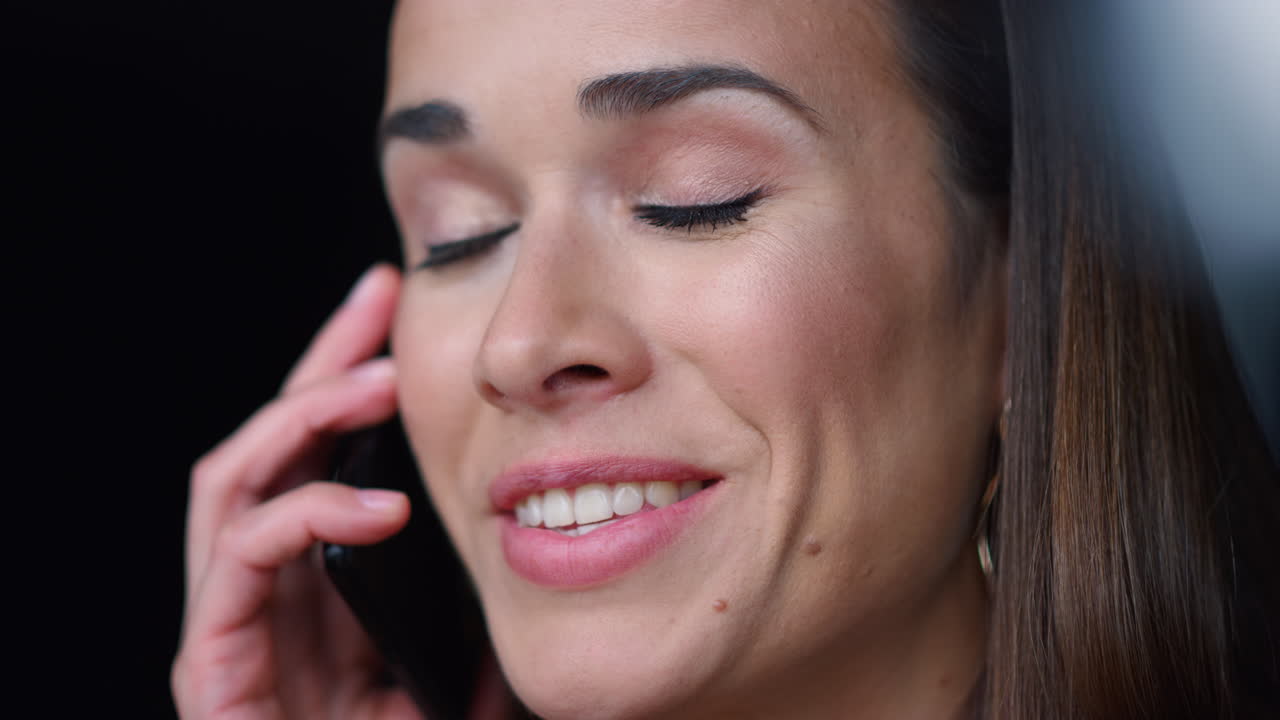 dipendente eccitato che chiama al cellulare