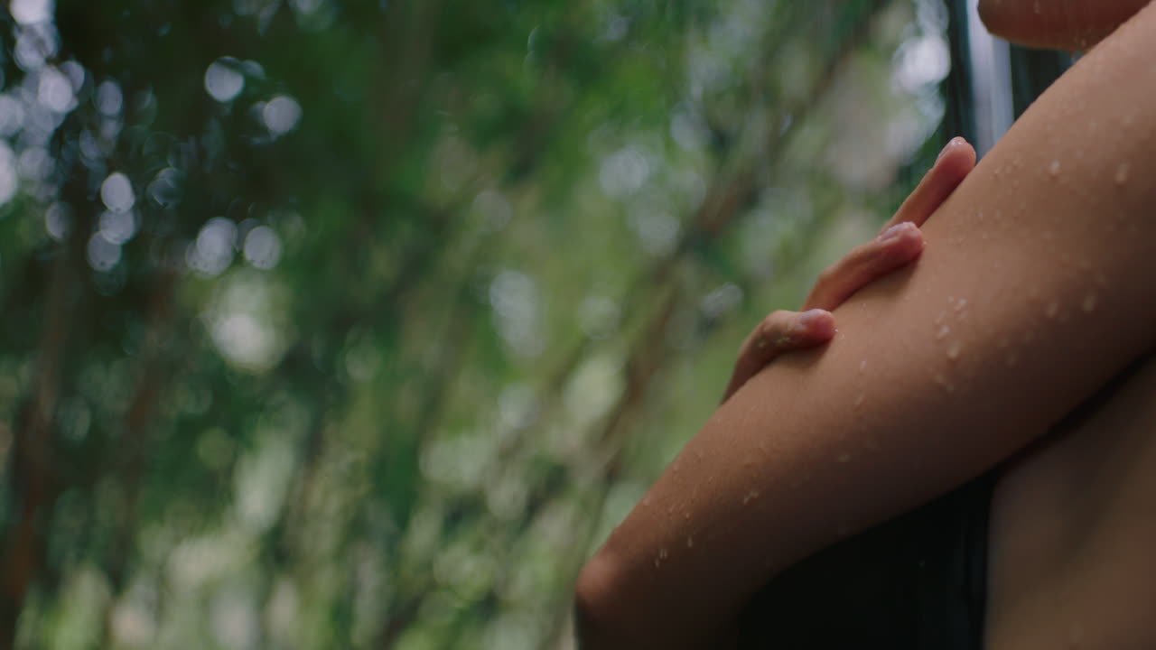 비키니를 입고 샤워하는 매력적인 여성 몸을  ⁇ 고 신선한 물로 피부를 청소하고 자연의 아름다움을 즐기고 자연에서 야외에서 샤워하는 스파