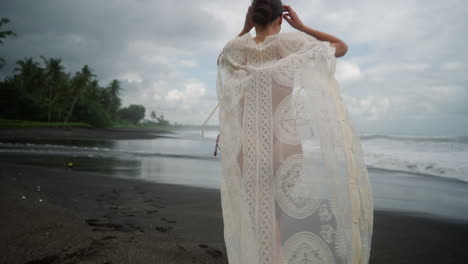 Mujer-Hermosa-E-Independiente-En-Bikini-Corriendo-En-Una-Playa-De-Arena-Negra-En-Un-País-Tropical