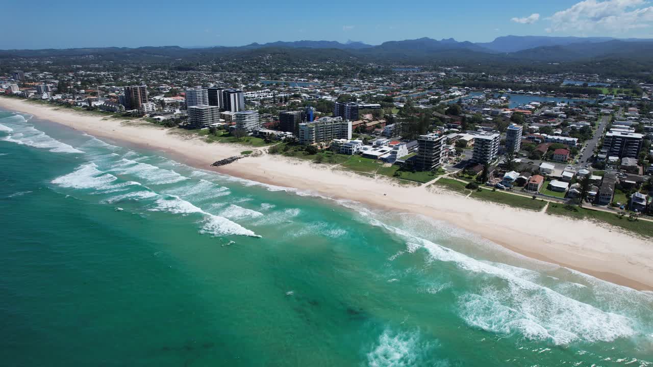 playa de palmeras con canales en la distancia - costa dorada del sur, queensland, qld - australia - disparo de avión no tripulado