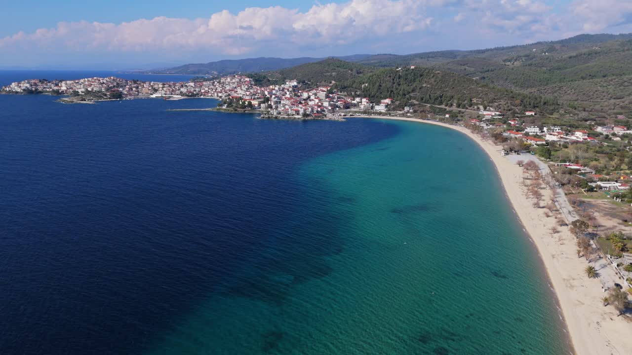 vista aérea de la larga playa y la ciudad costera de new marmaras en sithonia chalkidiki