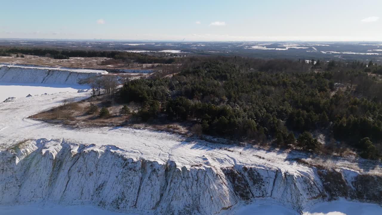 снежный край карьеры с деревьями и открытыми полями возле деревни каледон, онтарио