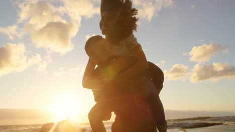 hombre dando un paseo a hembra en la playa 4k