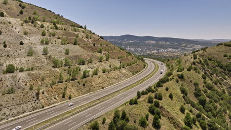 Ankara-Provinz-Türkei-Luftbild-V4-Filmische-Low-level-drohnenüberführung-Kuşcuören-hügellandstraße-Mit-Fahrzeugen,-Die-Auf-Einer-Markanten-Kurvenstraße-Mit-Blick-Auf-Die-Ländliche-Landschaft-Fahren---Aufgenommen-Mit-Mavic-3-Cine---Juli-2022