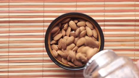 almendras en un cuenco