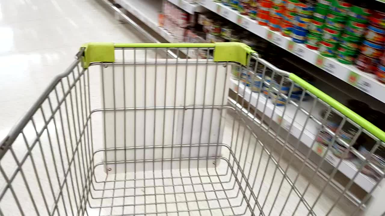 쇼핑 카트의 하이퍼 스는 상점이나 쇼핑몰에서 움직이고 있습니다.