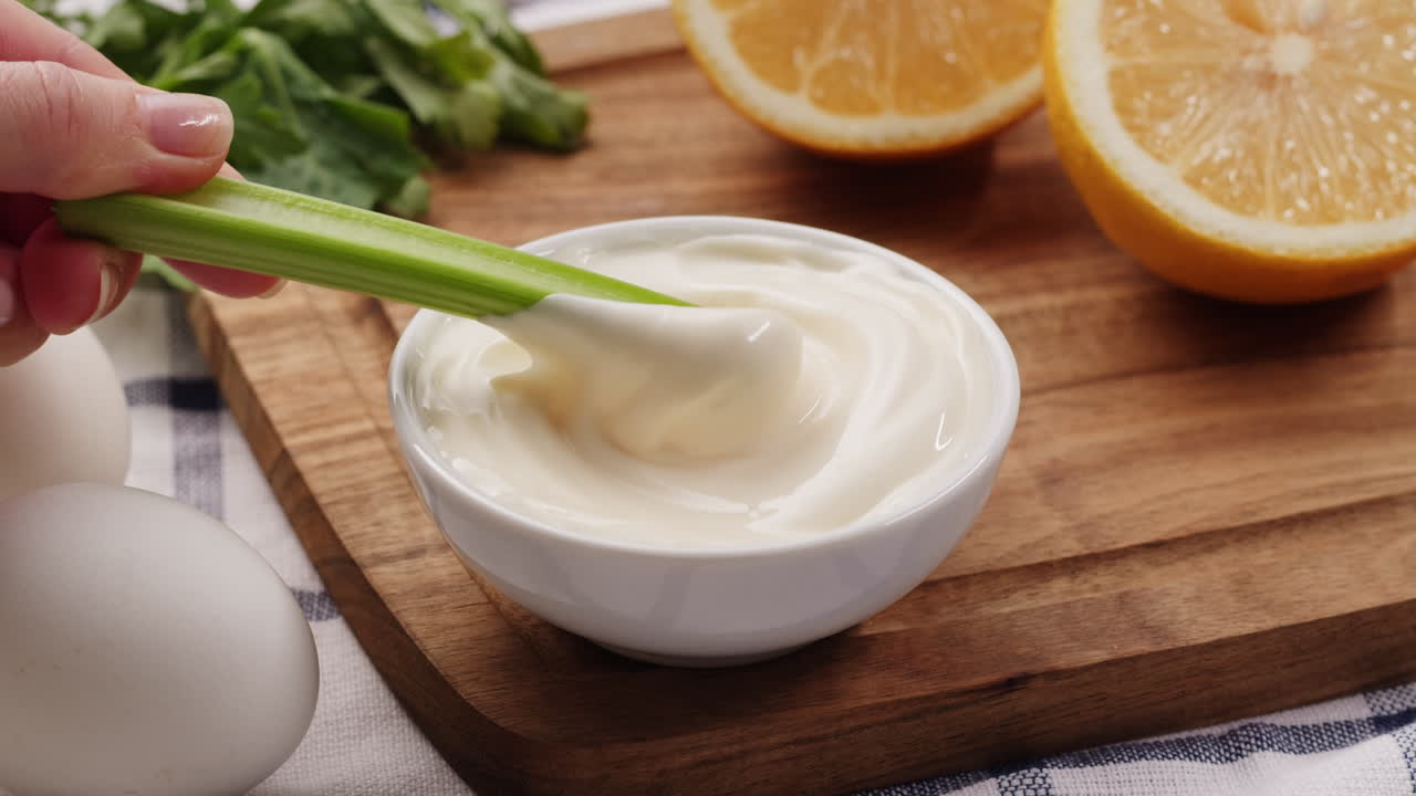 sumergir el apio en mayonesa