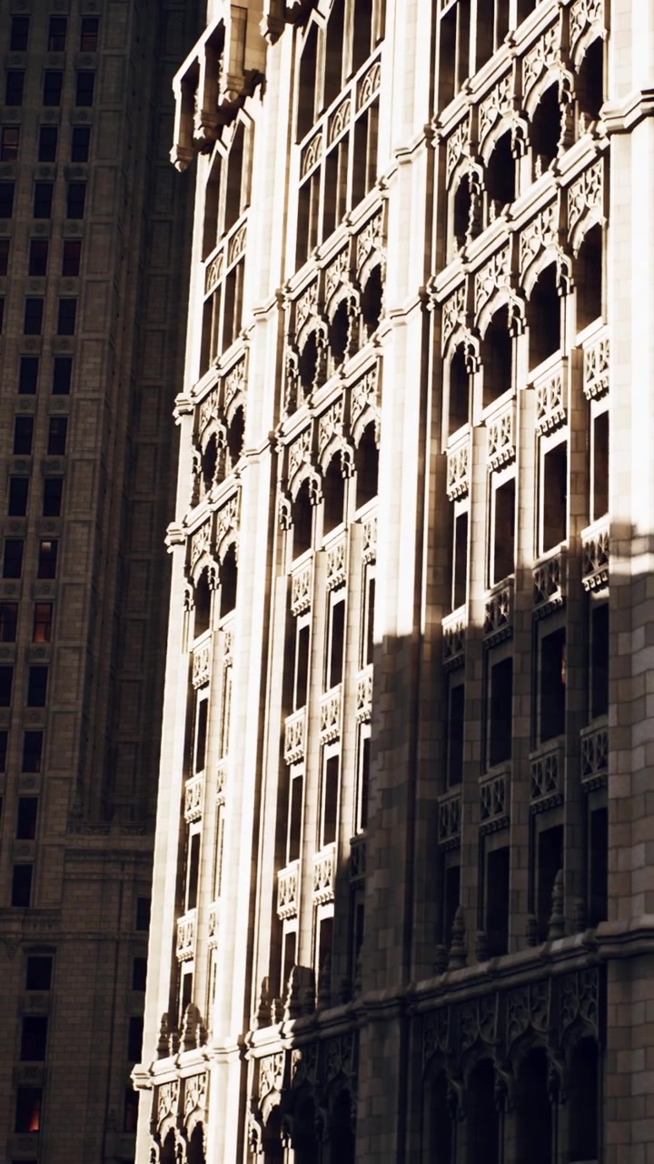 Edificio in città con finestre al crepuscolo che mostrano luce calda all'interno.