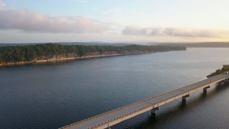 Vista-Del-Puente-Que-Cruza-Un-Lago