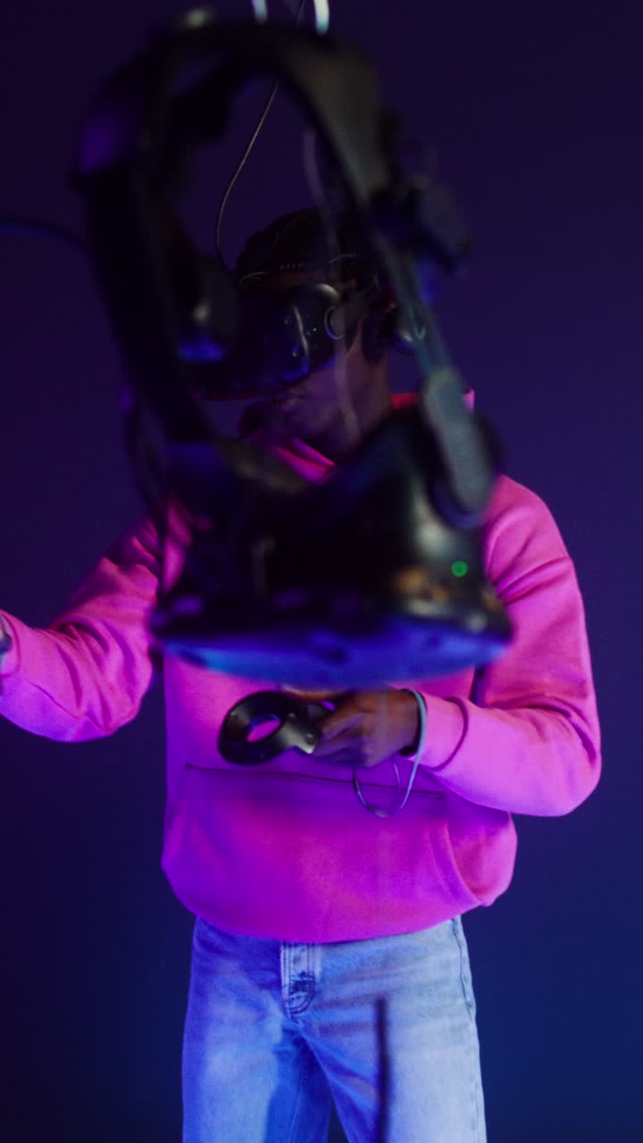 Uomo che sperimenta la realtà virtuale con un auricolare VR